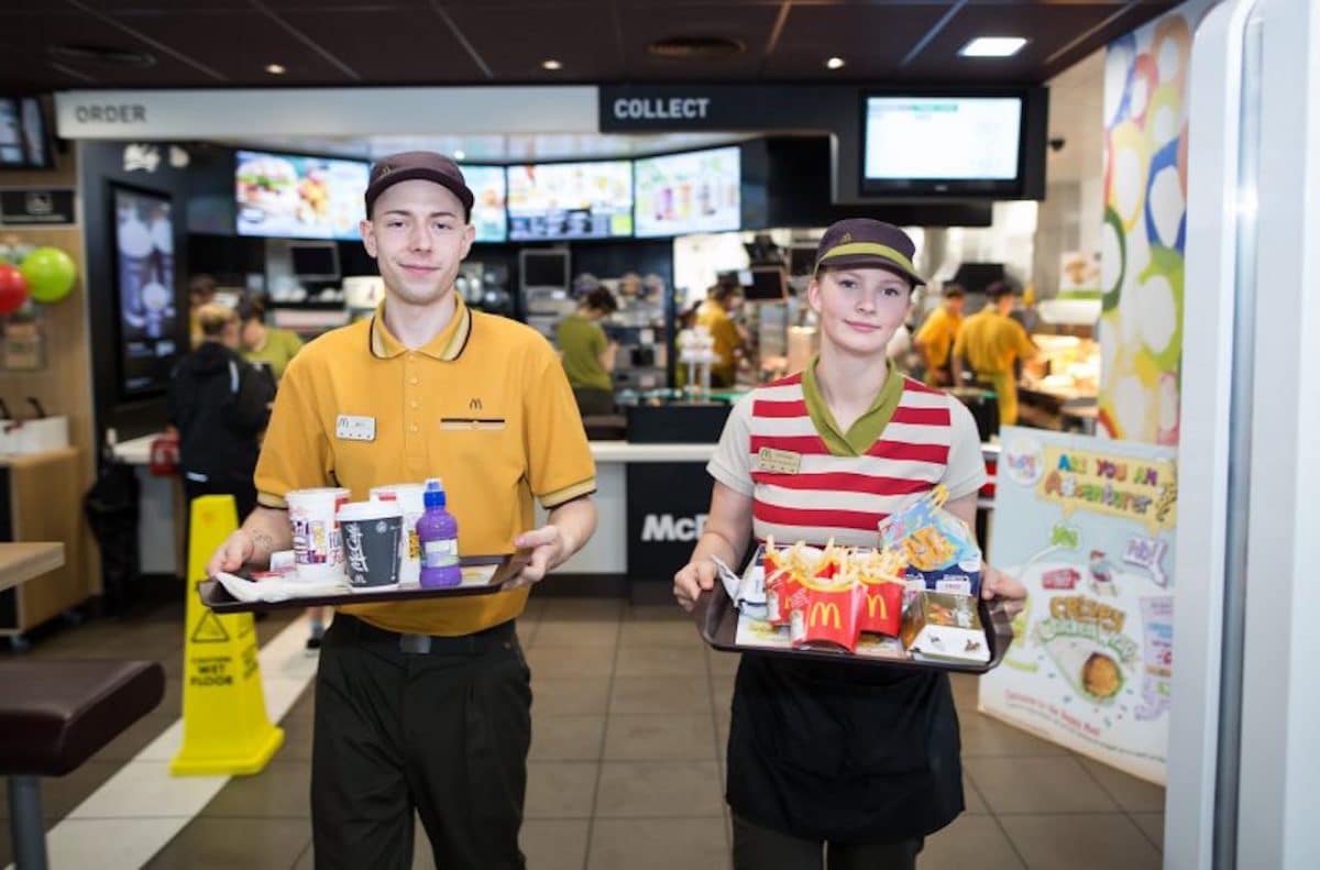 Comprendre le salaire et les avantages pour les travailleurs âgés de 17 ans chez McDonald's