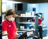 Comprendre le salaire et les avantages pour les travailleurs âgés de 17 ans chez McDonald’s