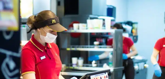 Comprendre le salaire et les avantages pour les travailleurs âgés de 17 ans chez McDonald's