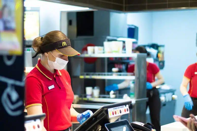 Comprendre le salaire et les avantages pour les travailleurs âgés de 17 ans chez McDonald's