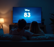 Jeune couple frustré devant la TV avec erreur Disney 83