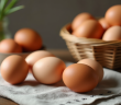 Oeufs frais sur une table en bois rustique avec lumière naturelle