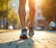 Pieds en chaussures de course marchant sur le trottoir ensoleille